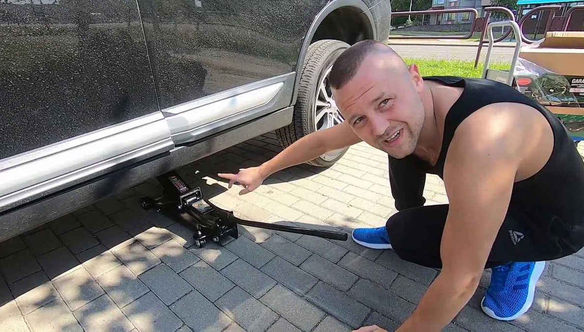 Как правильно домкратить Рав 4 подкатным домкратом: пошаговая инструкция