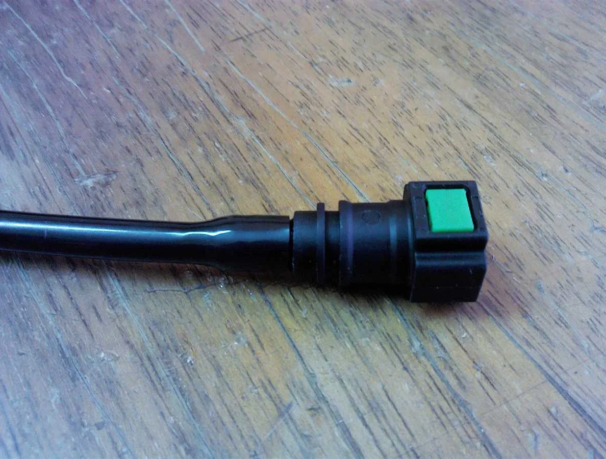 Как правильно надеть быстросъем на пластиковую трубку бензопровода ...