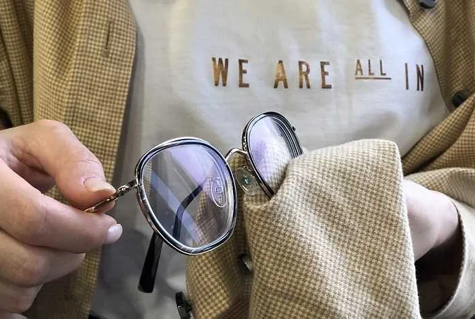 Как быстро и легко поменять оправу на очках: подробная инструкция ...