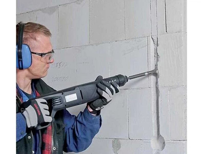 Как проштробить под розетку в бетонной стене: советы и инструкции