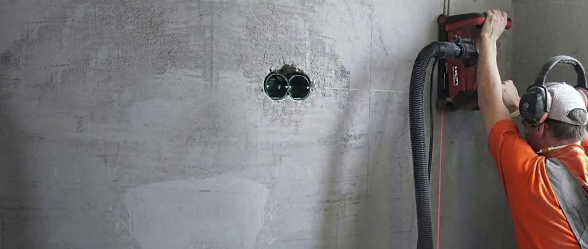 Как проштробить под розетку в бетонной стене: советы и инструкции