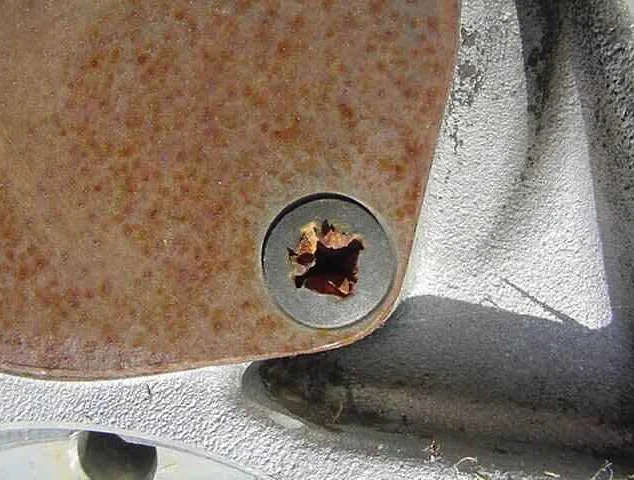 Как легко выкрутить пробку с сорванными внутренними гранями ...