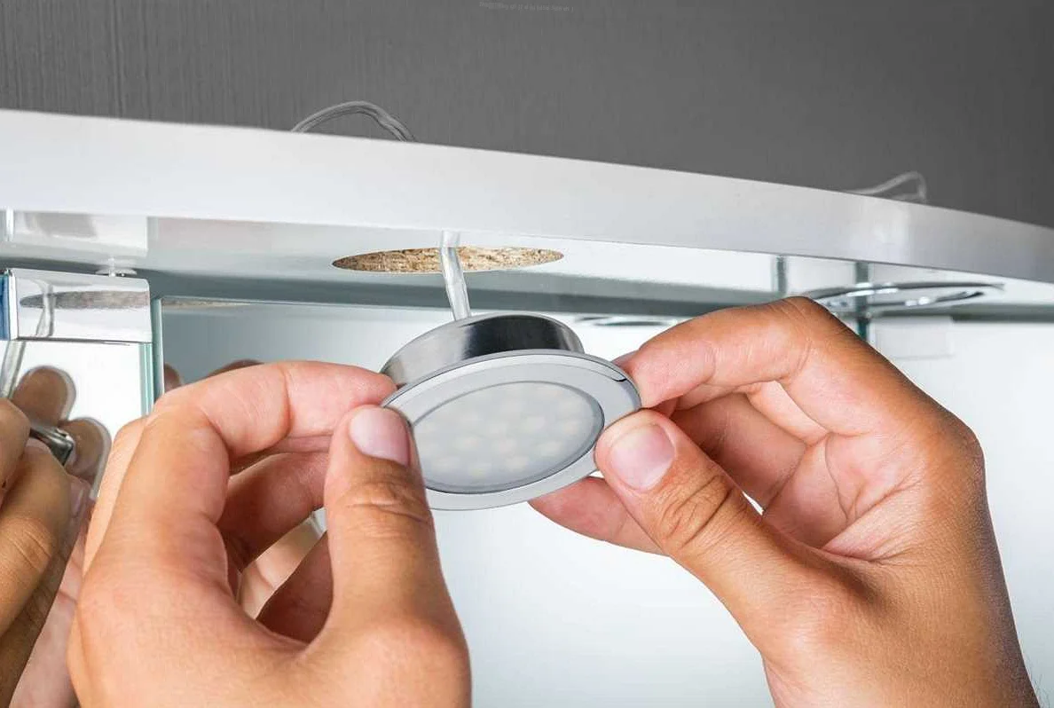 Как заменить лампу в натяжном потолке: подробная инструкция по шагам