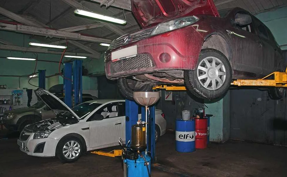 Проверка уровня масла в двигателе